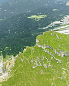 Luftaufnahme des Seceda-Gebirgskamms in den Dolomiten der Geisler-Gruppe im Naturpark Puez-Geisler im Trentino, Südtirol in Norditalien.