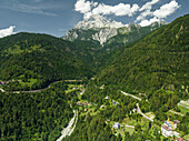 Luftaufnahme von Valle di Cadore, einer kleinen Stadt mit dem Berg Antelao im Hintergrund in den Dolomiten in Venetien, Belluno, Italien.