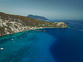 Luftaufnahme von Booten entlang der Küste, Insel Lipari, Archipel der Äolischen Inseln, Sizilien, Italien.