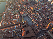 Luftaufnahme der Piazza della Signoria entlang des Flusses Arno in der Innenstadt von Florenz bei Sonnenuntergang, Florenz, Toskana, Italien