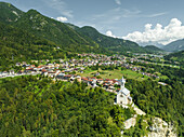 Luftaufnahme von Valle di Cadore, einer kleinen Stadt inmitten der Berge der Dolomiten in Venetien, Belluno, Italien.
