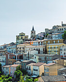 Luftaufnahme von Cairano aus der Vogelperspektive, einer kleinen Gemeinde auf einem Hügel inmitten der Landschaft, Irpinia, Avellino, Italien