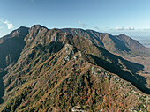 Luftaufnahme des majestätischen Monte Picentini, umgeben von ruhigen Wäldern im Nationalpark Giffoni Valle Piana, Italien