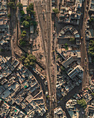 Luftaufnahme einer Stadtlandschaft mit Gebäuden, Eisenbahn und Straßen, Bikaner, Indien.