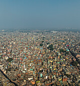 Luftaufnahme der lebhaften und geschäftigen Altstadt mit dichten Wohnvierteln und bunten Dächern, Alt-Delhi, Indien.
