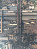 Luftaufnahme einer belebten Stadtlandschaft mit Eisenbahn, Straße und Gebäuden am Ajmeri Gate, Neu-Delhi, Indien.