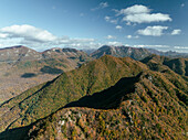 Luftaufnahme des majestätischen Monte Picentini in einer atemberaubenden Landschaft mit Wolken und Wald, Giffoni Valle Piana, Italien