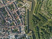 Luftaufnahme einer malerischen Festungsstadt mit schönen Gebäuden, malerischen Wasserwegen und üppiger Vegetation, Gravelines, Frankreich