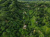 Luftaufnahme der wunderschönen Chittagong-Hügel mit von üppigem Wald umgebenen Stammeshäusern, Chittagong, Bangladesch