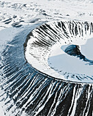 Luftaufnahme eines mit Schnee und Eis bedeckten Vulkankraters, Winterlandschaft im Norden Islands.