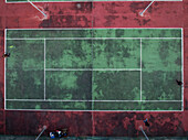 Luftaufnahme eines lebhaften Tennisplatzes mit Spielern in Aktion, Victoria Island, Nigeria.
