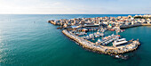 Luftaufnahme des alten mittelalterlichen Hafens und der Lagune in Akko, Nordbezirk, Israel.