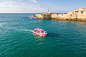 Luftaufnahme eines Touristenboots vor der Küste von Akko, Nordbezirk, Israel.