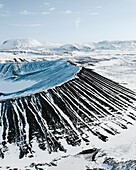 Luftaufnahme eines mit Schnee und Eis bedeckten Vulkankraters, Winterlandschaft im Norden Islands.