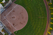 Luftaufnahme eines lebhaften Softballfeldes mit Spielern in Aktion, Haydu Park, Cowlitz County, Vereinigte Staaten.