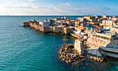 Luftaufnahme des alten mittelalterlichen Hafens und der Lagune in Akko, Nordbezirk, Israel.