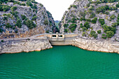 Luftaufnahme des Stausees Torrent de Gorg Blau mit grünem Wasser, Felsen und Vegetation in der Umgebung auf Escorca, Balearen, Spanien.