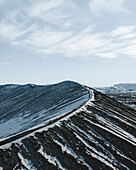 Luftaufnahme eines mit Schnee und Eis bedeckten Vulkankraters, Winterlandschaft im Norden Islands.