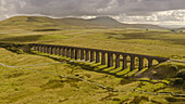 Luftaufnahme von Ribblehead Viaduct und Pen-y-ghent, Yorkshire dales, UK