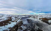 Luftaufnahme des gefrorenen Wasserfalls Dettifoss im verschneiten Island.