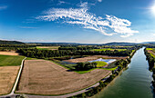 Luftaufnahme von bewirtschafteten Feldern entlang der Aare, Safnern, Schweiz.