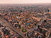 Luftaufnahme einer belebten Stadtlandschaft mit überfüllten Gebäuden und Straßen, Lagos, Nigeria.