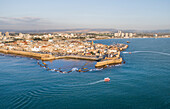 Luftaufnahme des alten mittelalterlichen Hafens und der Lagune in Akko, Nordbezirk, Israel.