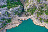 Luftaufnahme des Stausees Torrent de Gorg Blau mit grünem Wasser, Felsen und Vegetation in der Umgebung auf Escorca, Balearen, Spanien.
