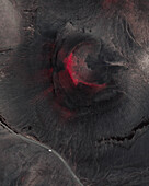 Luftaufnahme einer Drohne von oben auf rot gefärbte Vulkankrater im Hochland von Island.