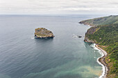 Luftaufnahme des Drachensteins aus Game of Thrones, Gaztelugatxe, Spanien.