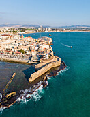 Luftaufnahme des alten mittelalterlichen Hafens und der Lagune in Akko, Nordbezirk, Israel.
