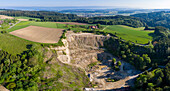 Luftaufnahme von Grünflächen und Feldern in der Umgebung des Alten Steinbruchs Butschwil, Bern, Schweiz.