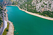 Luftaufnahme des Stausees des Flusses Torrent de Gorg Blau mit seinem grünen Wasser, den Bergfelsen und der ihn umgebenden Vegetation in Escorca, Balearen, Spanien.