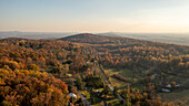Luftaufnahme des Herbstlaubs und der Bäume über einer hügeligen Landschaft, Phelps, Maryland, Vereinigte Staaten.