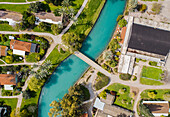 Luftaufnahme von bewirtschafteten Feldern mit Hügeln im Hintergrund und dem Kibbutzim-Bach, Nir David, Nordbezirk, Israel