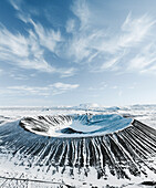 Luftaufnahme eines mit Schnee und Eis bedeckten Vulkankraters, Winterlandschaft im Norden Islands.