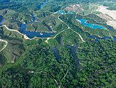 Luftaufnahme des üppigen Ramgarh-Teegartens mit gewundenem Fluss und sanften Hügeln, Bezirk Khagrachari, Bangladesch