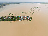 Luftaufnahme der von Überschwemmungen betroffenen Dörfer, die von Wasser und einem Fluss umgeben sind, Balijuri, Bangladesch.