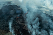 Luftaufnahme des majestätischen Vulkans Fagradalsfjall mit fließender Lava und Rauch in einer malerischen Landschaft, Halbinsel Reykjanes, Island