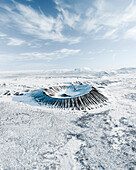 Luftaufnahme eines mit Schnee und Eis bedeckten Vulkankraters, Winterlandschaft im Norden Islands.