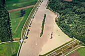 Luftaufnahme eines überschwemmten Flusses, Wald, Felder und Wasser, Hochwasser Fluss Aare, Walperswil, Bern, Schweiz.