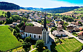 Luftaufnahme eines malerischen Dorfes mit Kirche in der Landschaft, Grossdietwil, Luzern, Schweiz.