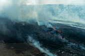 Luftaufnahme des majestätischen Vulkans Fagradalsfjall mit Lava und Rauch, Grindavik, Island.