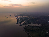 Luftaufnahme des Lake View Park an der Küste des Rawal Dam in Islamabad, Islamabad Capital Territory, Pakistan.