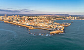 Luftaufnahme des alten mittelalterlichen Hafens und der Lagune in Akko, Nordbezirk, Israel.