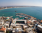 Luftaufnahme des alten Hafens von Akko und des Gebäudes des Khan der Säulen, Altstadt von Akko, Israel.