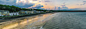 Panoramablick auf den Strand von Filey Bay bei Sonnenuntergang, East Yorkshire UK.