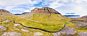 270-Grad-Panorama des Gerdhamradalur-Tals und des Fjords Dyrafjordur, Westfjorde, Island, aus der Luft.