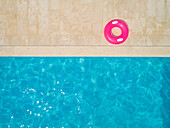 Luftaufnahme eines Schwimmbads und eines aufblasbaren Rings in Sumartin, Brac, Kroatien.