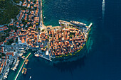 Luftaufnahme von oben auf Korcula, einer schönen kleinen Stadt an der Küste der Adria in der Nähe von Dubrovnik, Kroatien